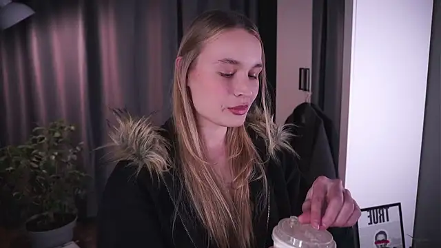 lisa schiele online show from November 4, 8:25 pm