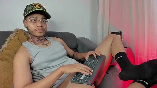 Snapshot of santi_xximo chatting on October 29, 12:59 am santi xximo online show from October 29, 12:59 am