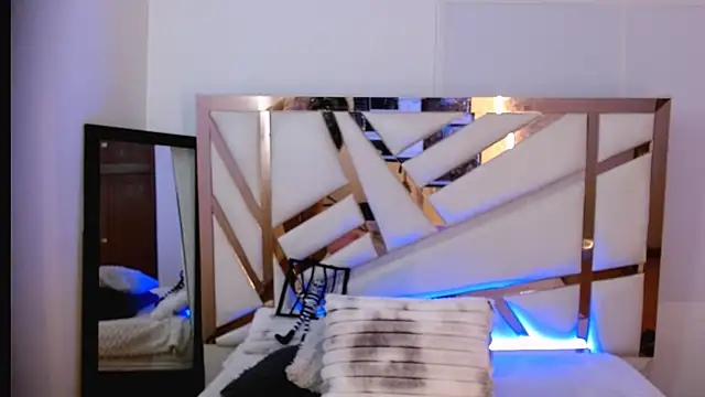 hannia baileys online show from November 21, 12:45 am