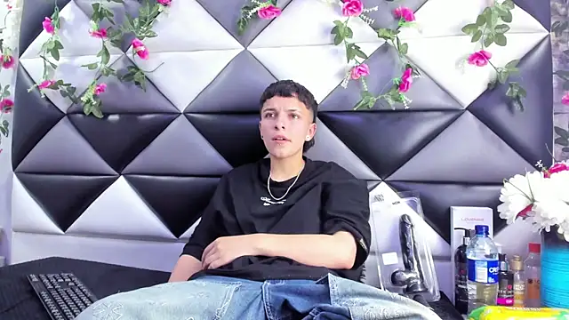 Megan Thompson  online show from December 3, 2:36 am