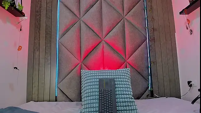 TiffValentinee  online show from October 27, 7:19 pm