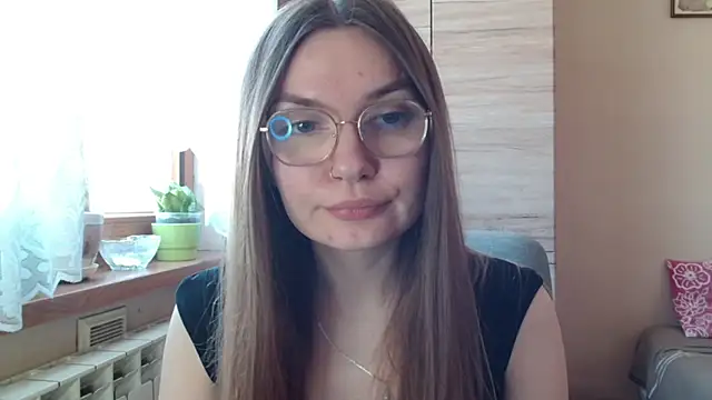 LooveELLYx online show from April 10, 6:30 am