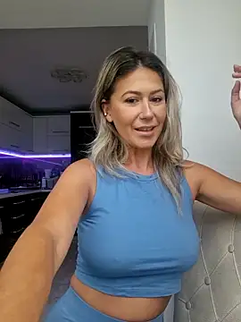 CelynaRoss online show from April 12, 5:10 am