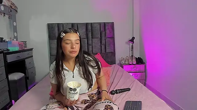 Esmeraldaa- online show from January 14, 7:02 am