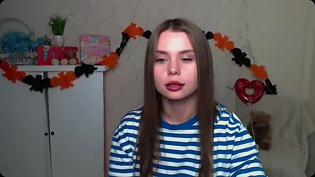 Snapshot of OceanicDawn chatting on October 17, 5:54 am OceanicDawn online show from October 17, 5:54 am