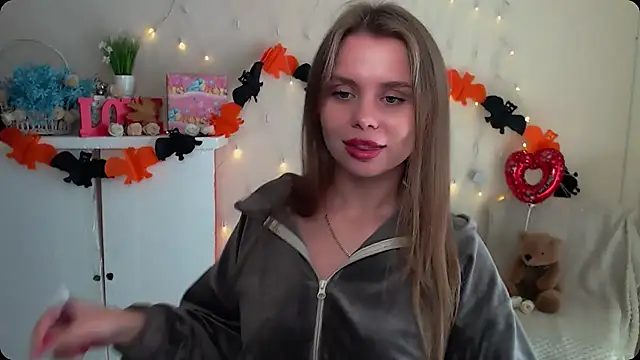 Snapshot of OceanicDawn chatting on October 6, 9:59 am OceanicDawn online show from October 6, 9:59 am