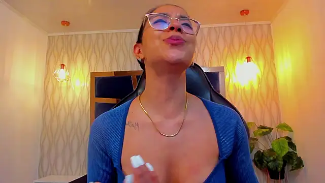 zoe martins  online show from February 13, 5:47 pm