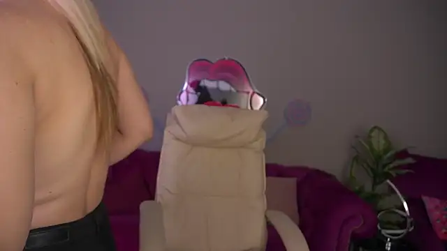 BellaLaPetit online show from March 17, 5:44 am