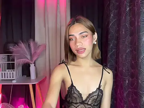 Snapshot of Lovelynikki03 chatting on October 13, 6:43 pm Lovelynikki03 online show from October 13, 6:43 pm