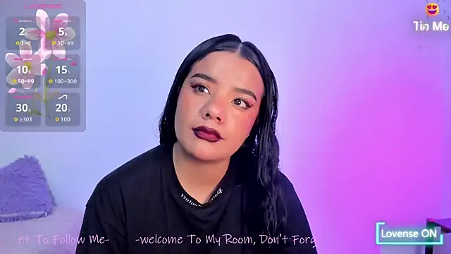 Shophie thoopson online show from December 14, 12:33 pm