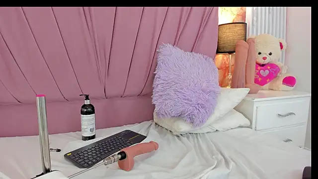 Wonderkloe  online show from April 10, 6:30 am