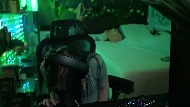 littlelune online show from March 31, 1:16 am