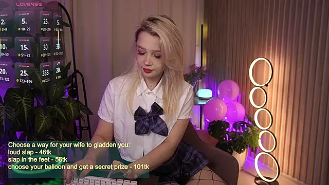 Snapshot of LauraWifeness chatting on October 2, 6:29 am LauraWifeness online show from October 2, 6:29 am