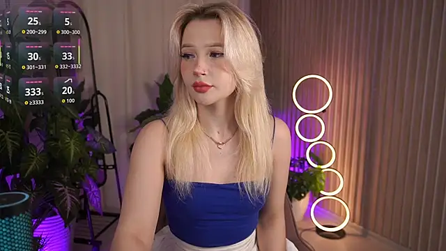 Snapshot of LauraWifeness chatting on October 6, 6:52 am LauraWifeness online show from October 6, 6:52 am