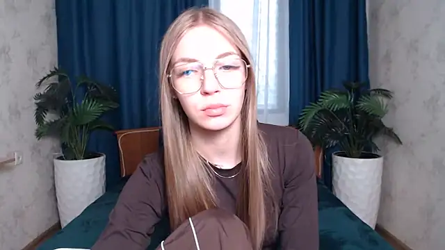 HitGyrl online show from May 31, 8:31 am