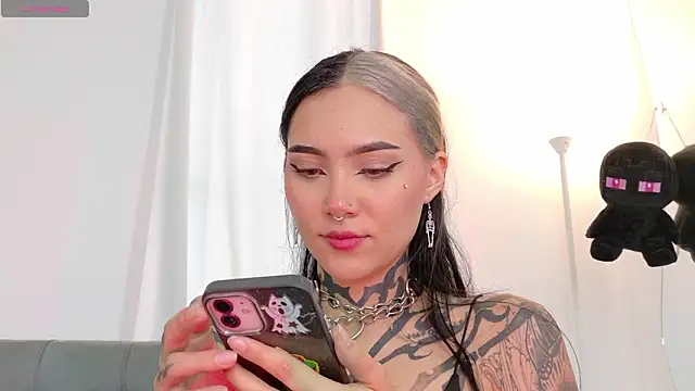 sara queen10 online show from February 18, 5:45 pm