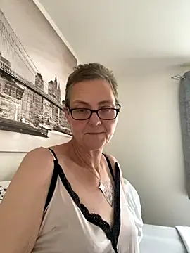 Snapshot of Curvy-Jinx chatting on October 19, 1:35 pm Curvy-Jinx online show from October 19, 1:35 pm