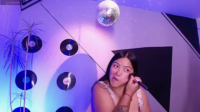 Lilith and Khloe online show from April 15, 11:33 am