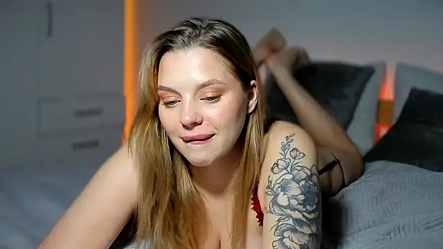 LilyFlamee online show from March 1, 3:45 pm