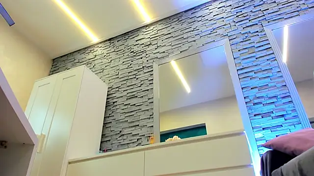 Reina Cummings online show from April 22, 6:10 am