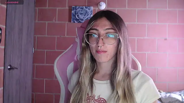 Snapshot of Andrea_camilaaa chatting on October 28, 2:23 pm Andrea camilaaa online show from October 28, 2:23 pm