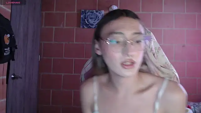 Snapshot of Andrea_camilaaa chatting on October 14, 5:37 pm Andrea camilaaa online show from October 14, 5:37 pm