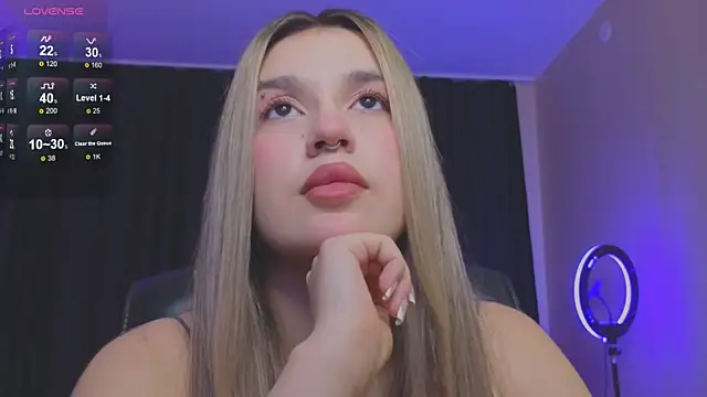 RoxyChill online show from October 31, 8:35 pm