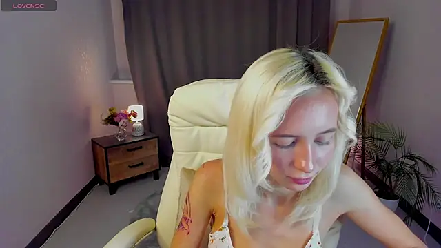 cute luucy online show from February 17, 3:39 am