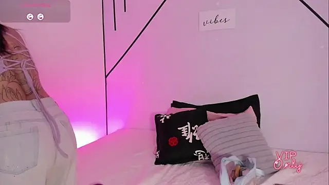 MiahCornell  online show from February 10, 7:50 pm