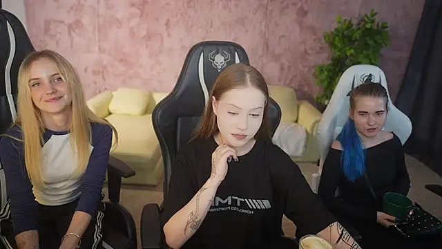 Snapshot of Esmie_Smile chatting on September 15, 2:47 pm Esmie Smile online show from September 15, 2:47 pm