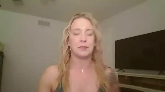 yourgurlfire online show from April 28, 1:47 am
