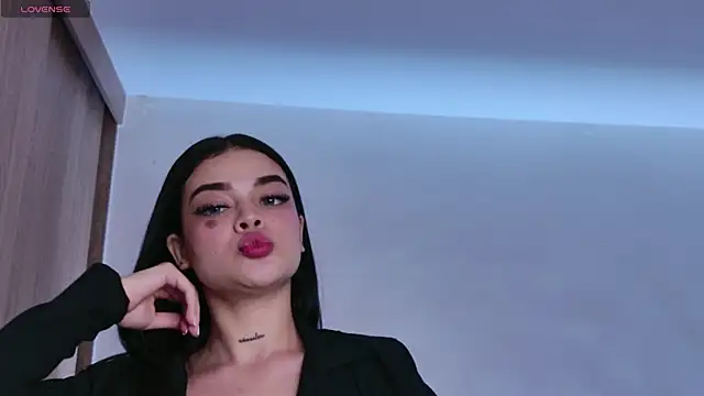 DulceDuarte online show from October 29, 5:23 am