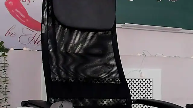 NoraHaynes online show from April 11, 8:18 am