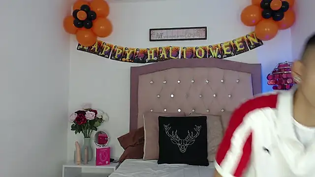 Snapshot of AmelieAndAce chatting on October 7, 1:04 pm AmelieAndAce online show from October 7, 1:04 pm