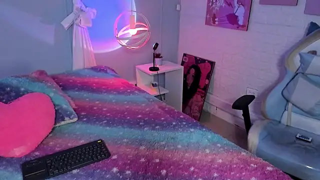 Hannahpage online show from November 4, 11:59 am