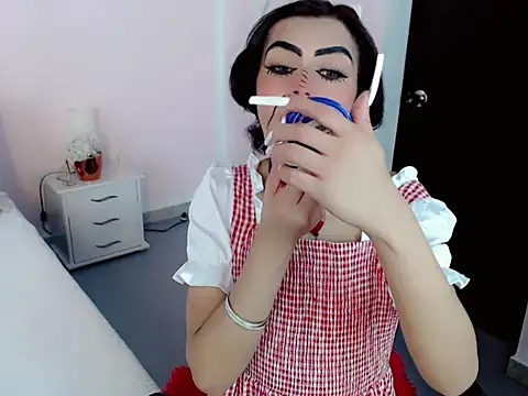 nathalialoes1 online show from October 31, 7:29 pm