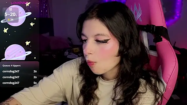 larah uwu online show from March 24, 8:58 pm