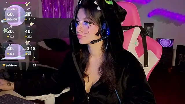 larah uwu online show from April 14, 6:52 pm