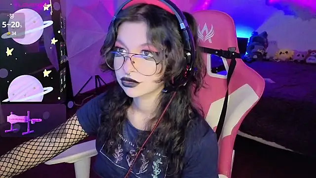 larah uwu online show from November 12, 7:23 pm