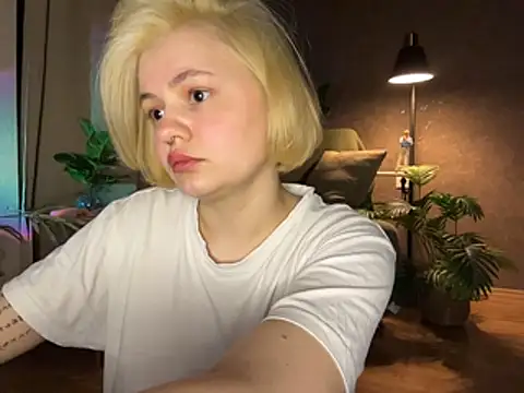 MoonIvy  online show from April 8, 7:05 pm