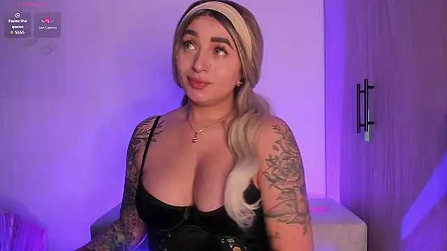 Snapshot of scarlett_Collinss chatting on October 18, 6:38 am scarlett Collinss online show from October 18, 6:38 am