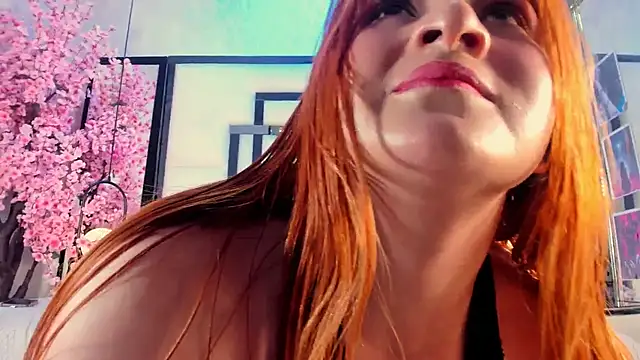 JuliaDavis 1 online show from July 7, 8:33 pm