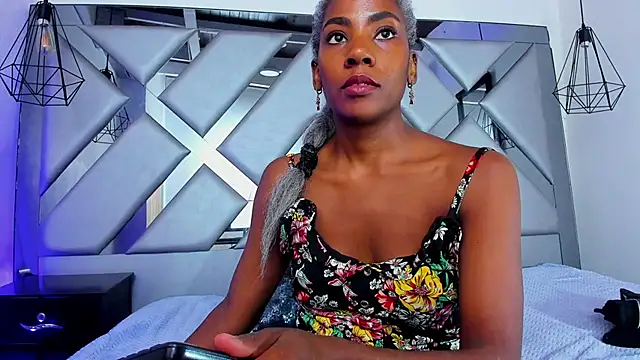 Lorenn Hill online show from November 22, 1:36 pm