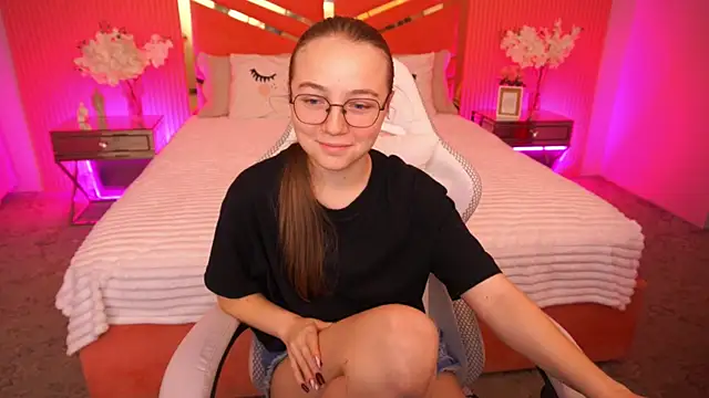 ArrinaWairr online show from October 10, 8:19 am