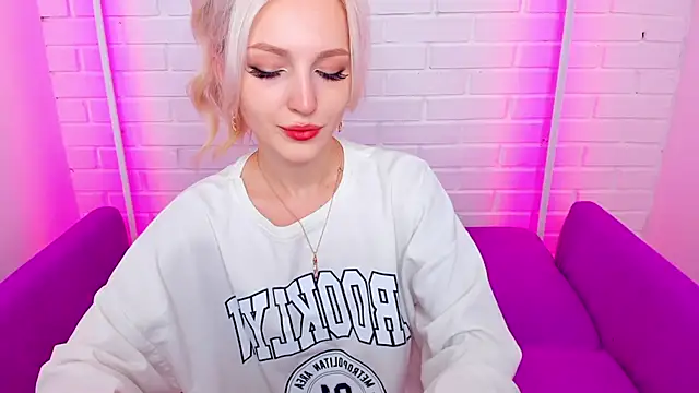 LisaFoxyMe online show from November 17, 8:37 am