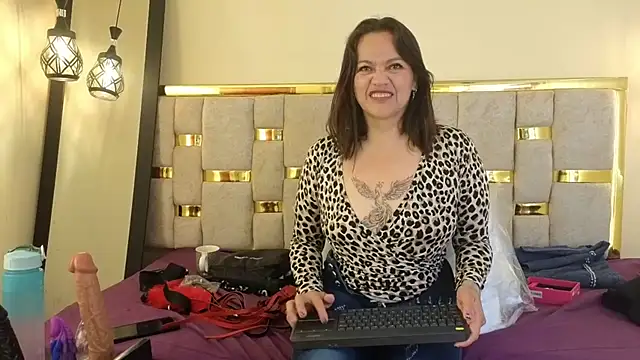 Snapshot of _Alicehills33 chatting on October 18, 12:19 pm Alicehills33 online show from October 18, 12:19 pm