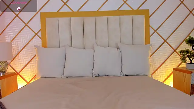 cocoamore online show from February 3, 11:15 am