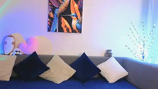 Bella Hillss online show from March 15, 8:00 pm