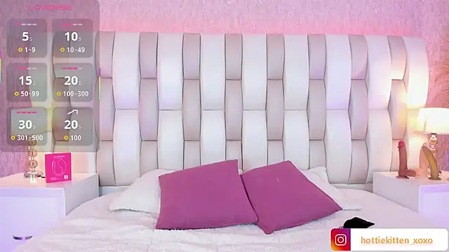 Viollet xoxo online show from February 2, 7:46 pm