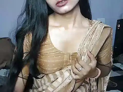 ROSE GOLDE online show from May 27, 1:19 pm